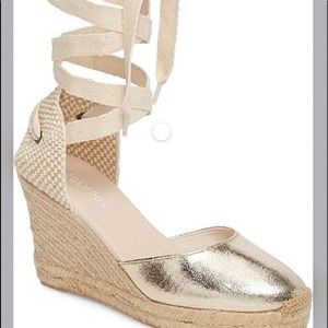 SOLUDOS Wedge Lace-Up Espadrille Sandal in Pale Gold Fabric. Size 8